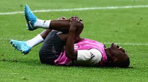 印尼包机抵达青岛 球迷拉横幅：击败中国队晋级世界杯.